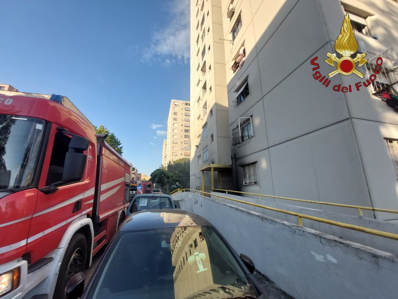 Incendio in un appartamento a Garbatella, evacuati 20 residenti