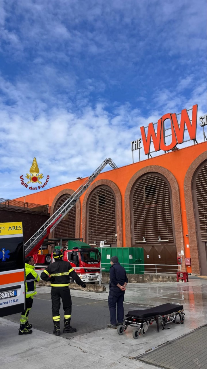Intervento dei Vigili del Fuoco per un operaio infortunato al centro commerciale