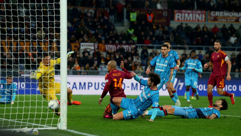 La Roma vince 2-0 contro il Cagliari grazie a Malen