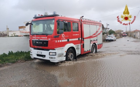 Maltempo a Fiumicino: il mare esonda in via Passo della Sentinella, evacuate 50 famiglie