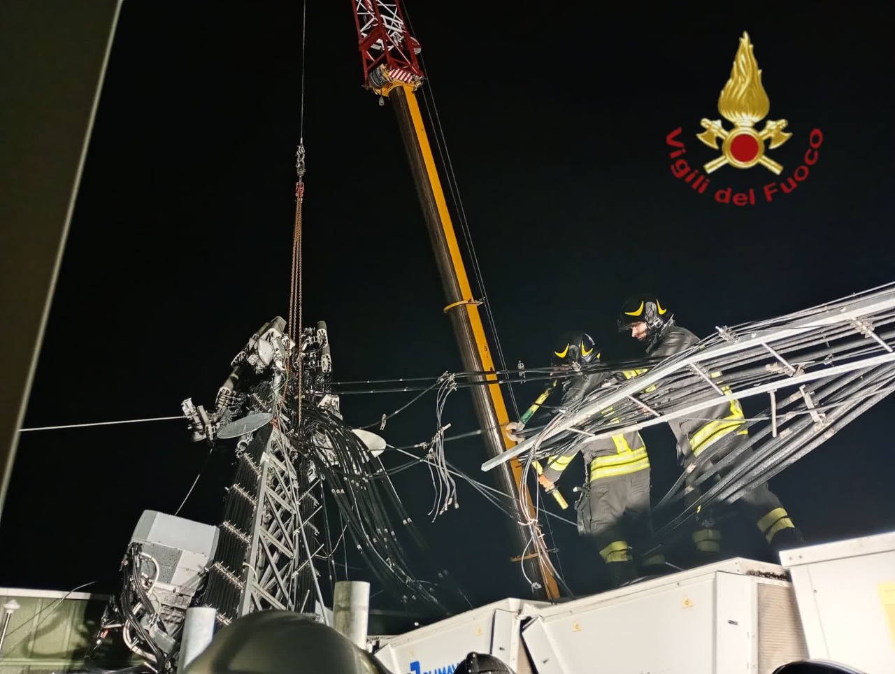 Messa in sicurezza dell’antenna-ripetitore dopo il cedimento del traliccio