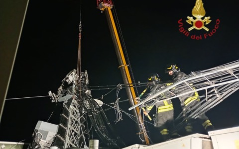 Messa in sicurezza dell’antenna-ripetitore dopo il cedimento del traliccio