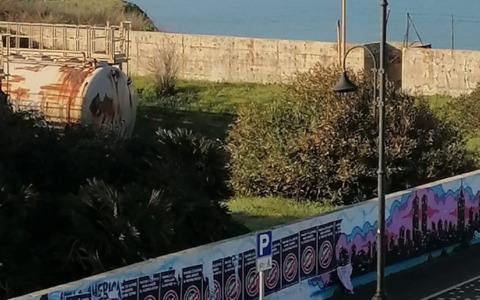 Murale per il centenario del cavo Italcable imbrattato ad Anzio