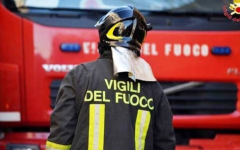 Ostia, ramo caduto sulla carreggiata: chiuso il tratto stradale dai Vigili del Fuoco