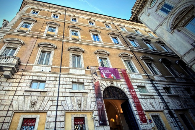 Palazzo Braschi si illumina di blu contro la guerra