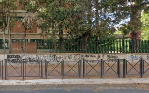 Panico al liceo Gassman: un minorenne minaccia un compagno con una pistola