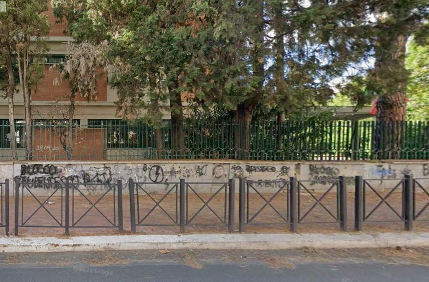 Panico al liceo Gassman: un minorenne minaccia un compagno con una pistola