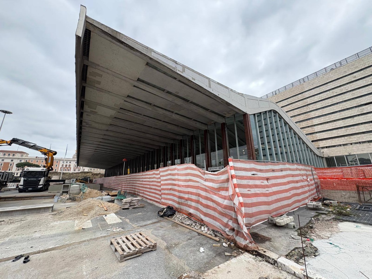 Proseguono i lavori a Piazza dei Cinquecento: torri di illuminazione, arboreto e nuova pavimentazione