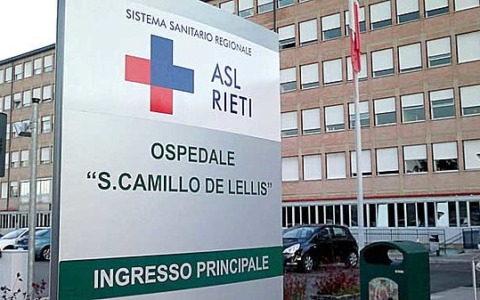 Roma, donna aggredita dal suocero: condizioni stabili