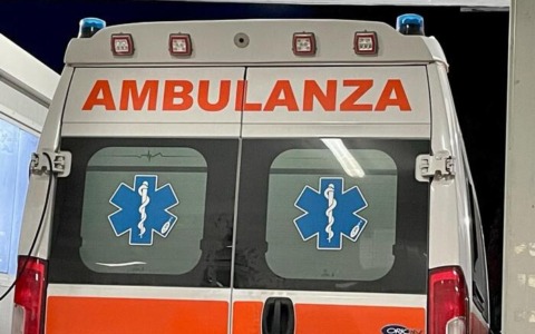 Scontro tra due auto sulla via Aurelia: una si ribalta