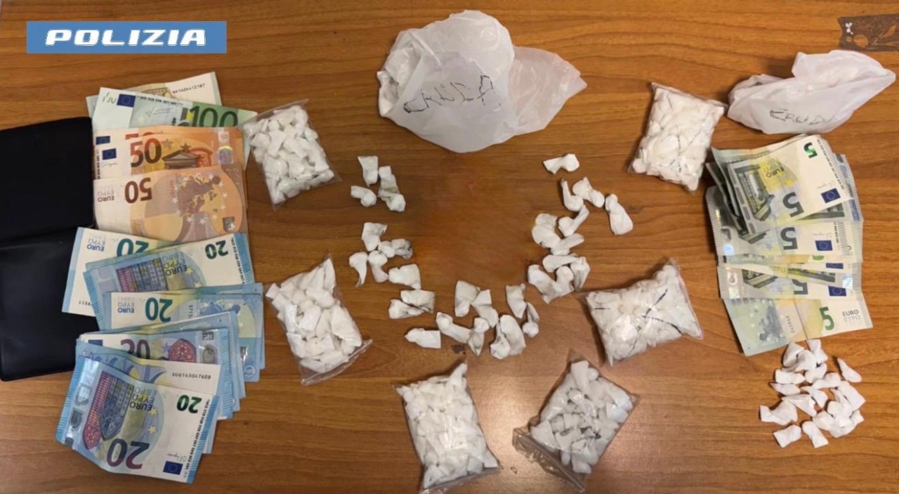 Scoperto deposito di droga sotto un’auto, otto arresti a Roma