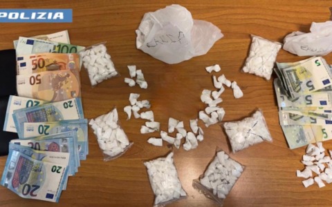 Scoperto deposito di droga sotto un’auto, otto arresti a Roma