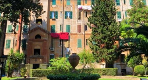 Simboli fascisti imbrattano il cortile di “C’è ancora domani”