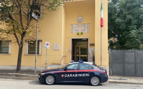 Un giovane aggredisce la madre per soldi destinati alla droga