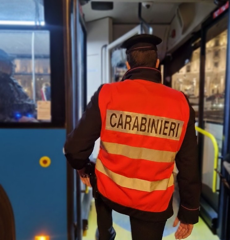 Uomo armato di coltello blocca autobus a Rocca Priora