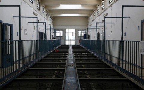 Violenza nel carcere di Rebibbia: un agente colpito con prognosi di 40 giorni