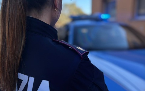 Accoltella il coinquilino durante una lite: arrestato un uomo