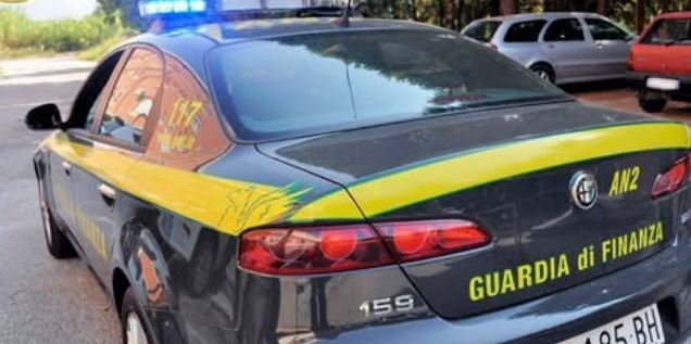 Arrestati due spacciatori di cocaina e crack nel parcheggio di un fast food