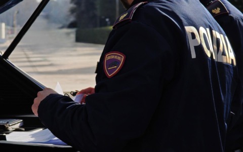 Arrestato un 24enne che derubava anziani tra i cassonetti