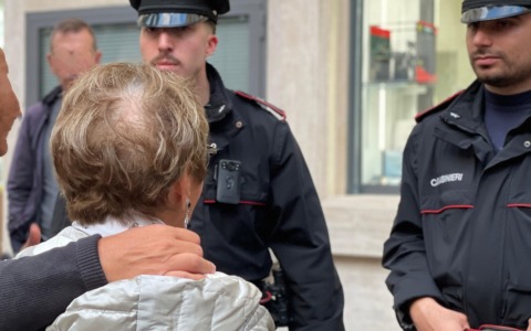Arrestato un uomo dopo il tentativo di derubare un’anziana con un cacciavite