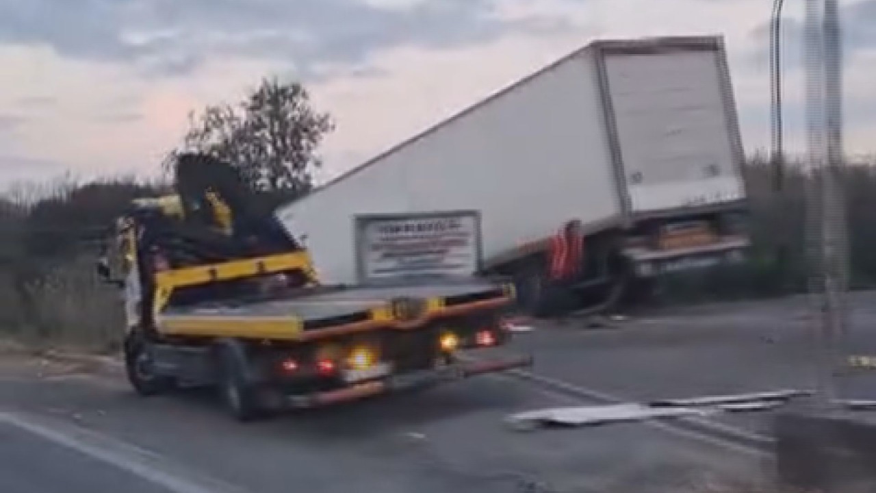 Camion esce di strada, deviazioni sulla Pontina verso Roma