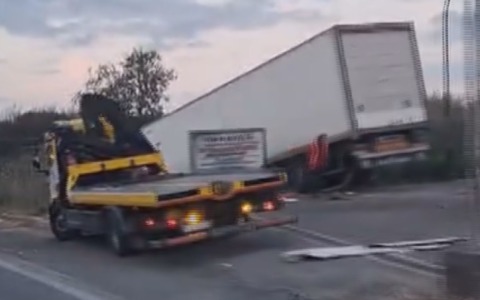 Camion esce di strada, deviazioni sulla Pontina verso Roma