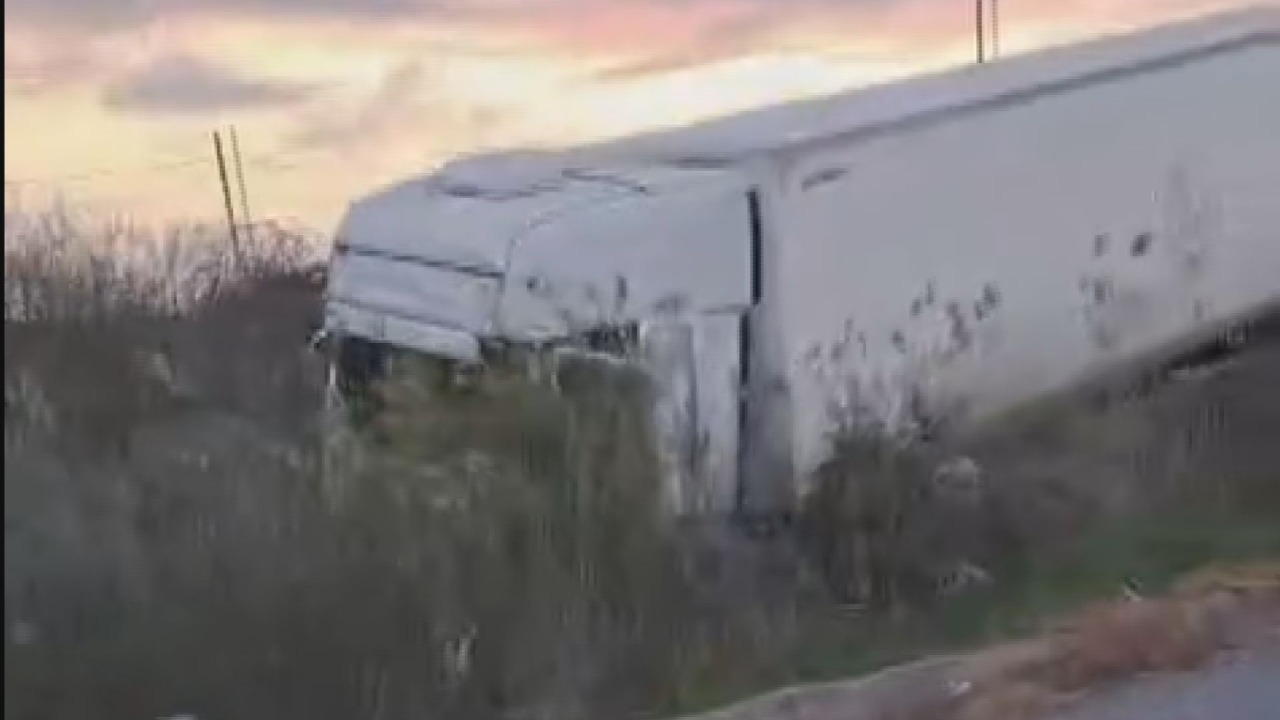 Camion esce di strada, traffico limitato verso Roma