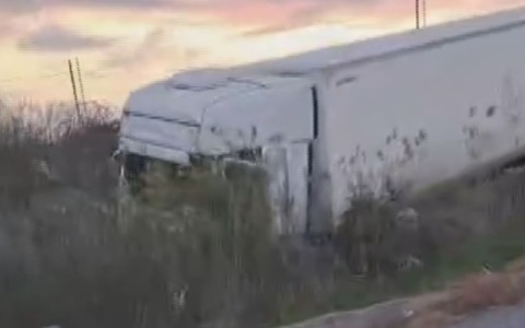 Camion esce di strada, traffico limitato verso Roma