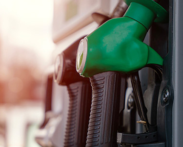 Carburanti alle stelle, code nei distributori di Roma