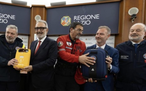 Cento defibrillatori per i volontari della Protezione Civile