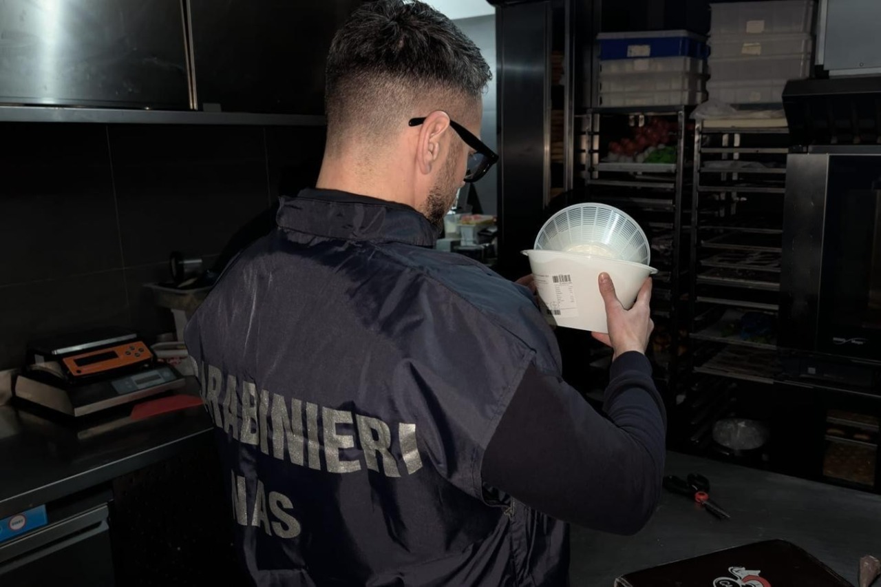 Chiusura di una pasticceria per furto di energia e irregolarità lavorative