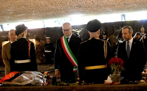 Commemorazione alle Fosse Ardeatine, Gualtieri e Mattarella insieme per le vittime