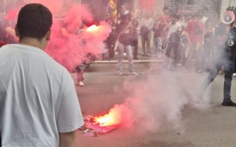 Corteo a Roma contro il referendum sulla giustizia: bruciati manifesti di Meloni, Nordio e Netanyahu