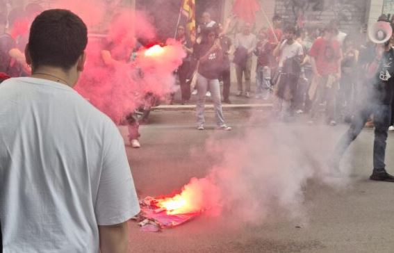 Corteo a Roma contro il referendum sulla giustizia: bruciati manifesti di Meloni, Nordio e Netanyahu