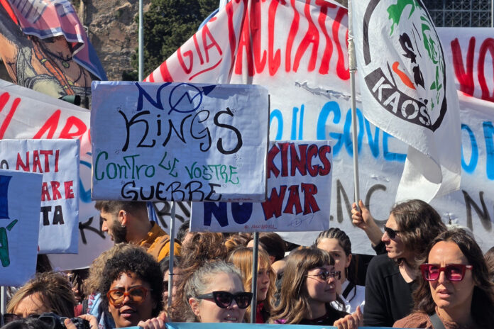 Corteo No Kings: manifestanti contro guerre e governo