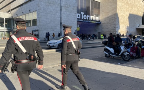 Dai ristoranti di lusso agli autobus, una strategia contro i borseggiatori