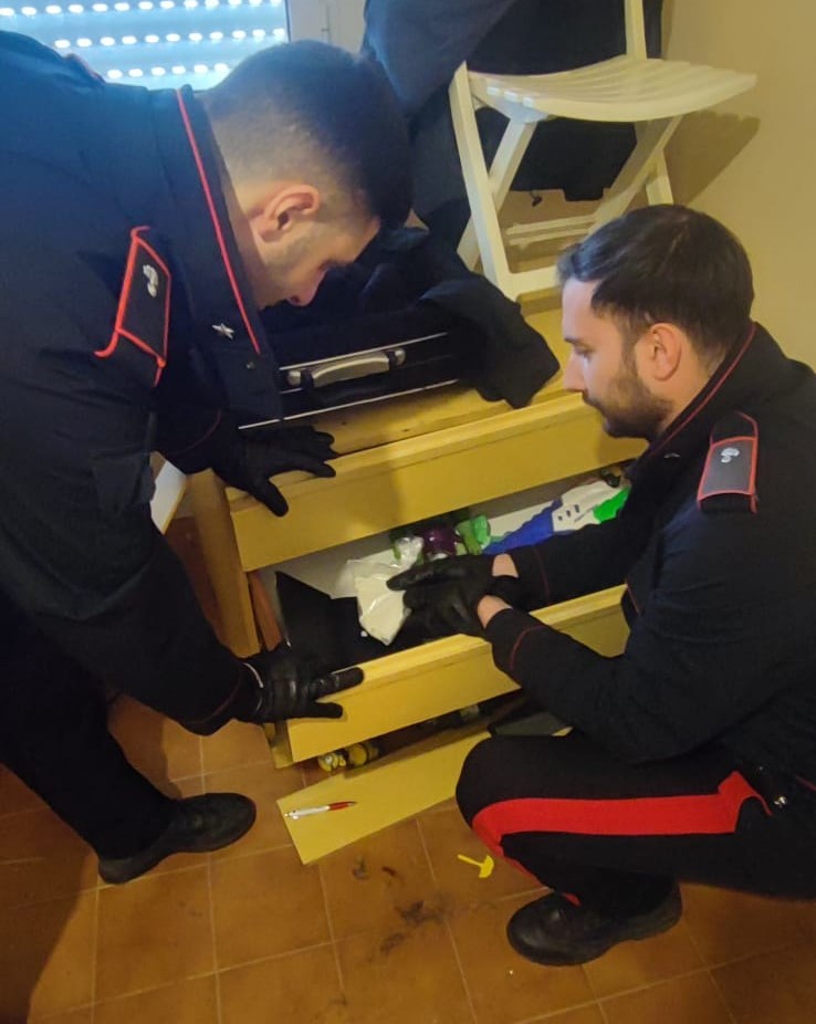 Diciotto arresti per droga: dai nascondigli inaspettati alle rivelazioni di liti familiari