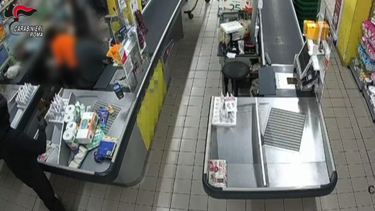 Due uomini arrestati per rapina in un supermercato a Roma