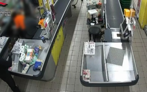 Due uomini arrestati per rapina in un supermercato a Roma
