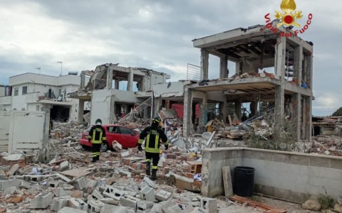 Esplosione a Ponte Galeria, grave crollo e feriti/FOTO