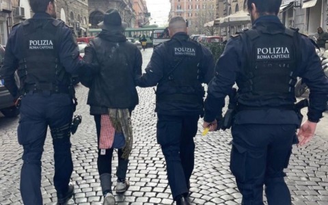 Esquilino, uomo ubriaco disturba e danneggia veicoli