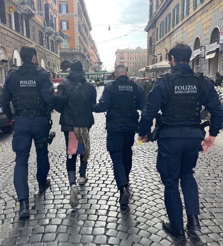 Esquilino, uomo ubriaco disturba e danneggia veicoli