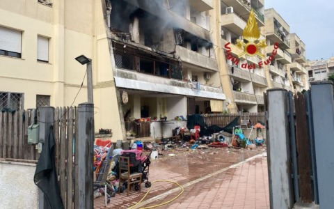 Evacuata una palazzina a causa di un incendio, 32 residenti sistemati in hotel e al Palazzetto dello sport
