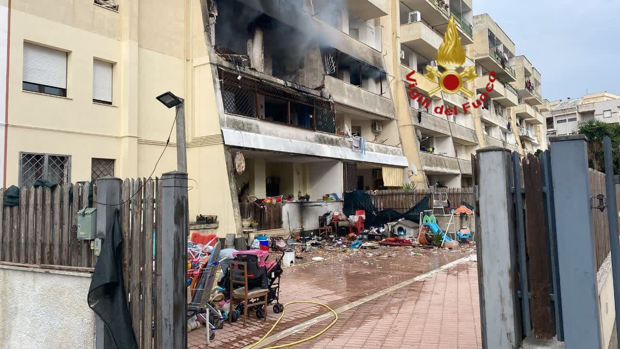 Evacuata una palazzina a causa di un incendio, 32 residenti sistemati in hotel e al Palazzetto dello sport