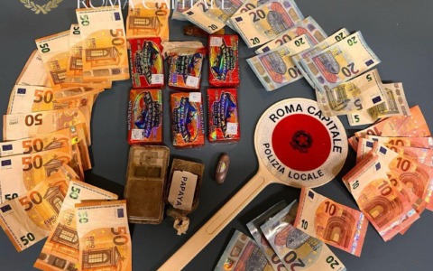 Fermati su un monopattino: un 19enne arrestato per droga