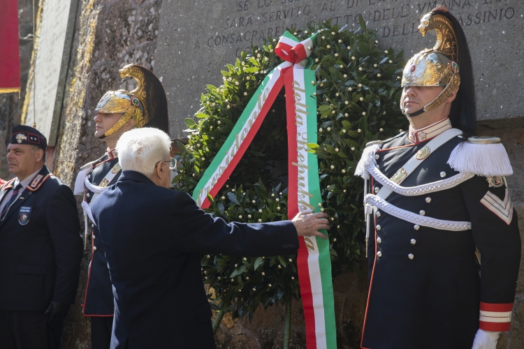 Fosse Ardeatine, omaggio di Mattarella alle vittime