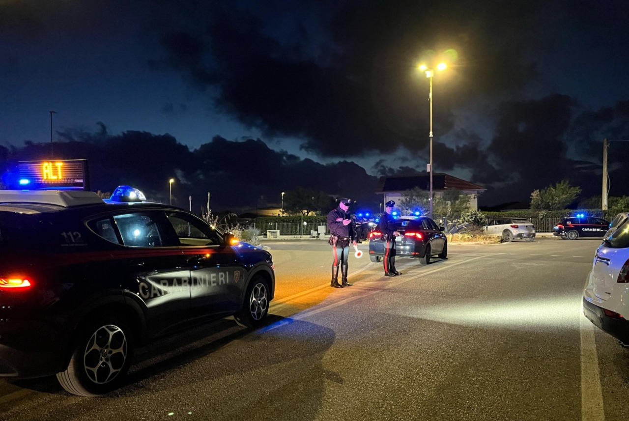 Fugge all’alt con un’auto rubata a Ostia, si schianta e viene arrestata