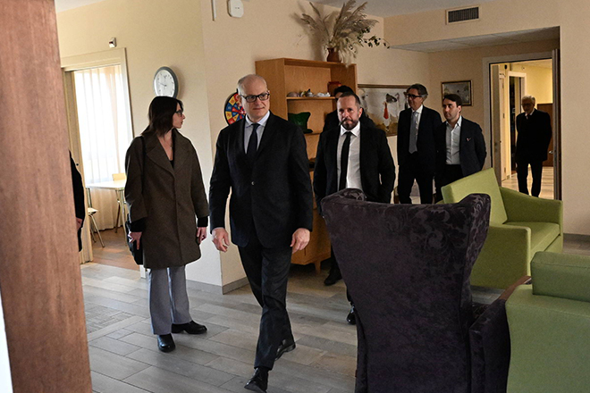 Gualtieri visita il “Villaggio Fondazione Roma” per malati di Alzheimer e Parkinson