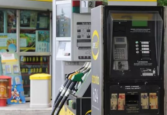 Il conflitto in Iran fa impennare il costo del petrolio: rincari per benzina e diesel
