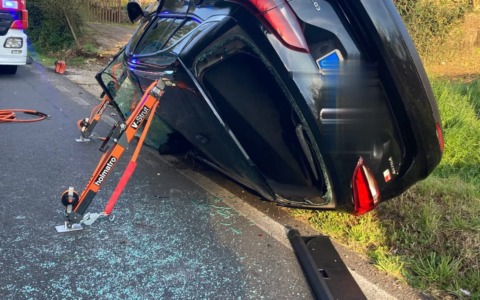 Incidente stradale: auto si ribalta, due giovani in gravi condizioni